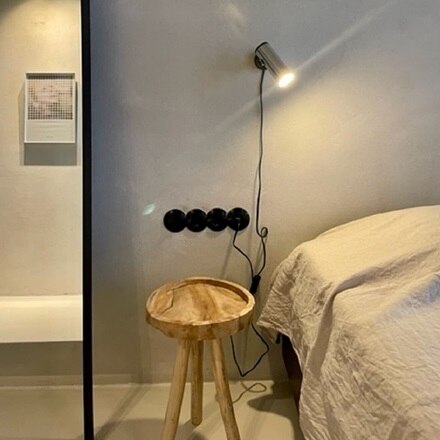 prise de courant Berker Serie 1930 noir 4 postes dans une chambre à coucher