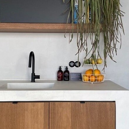 Prises de courant Berker Serie 1930 retro noir dans cuisine