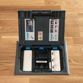 Boîte de sol ouverte de Hager avec prises intégrées