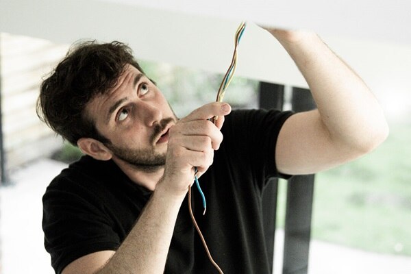 Homme travaillant à l'électricité