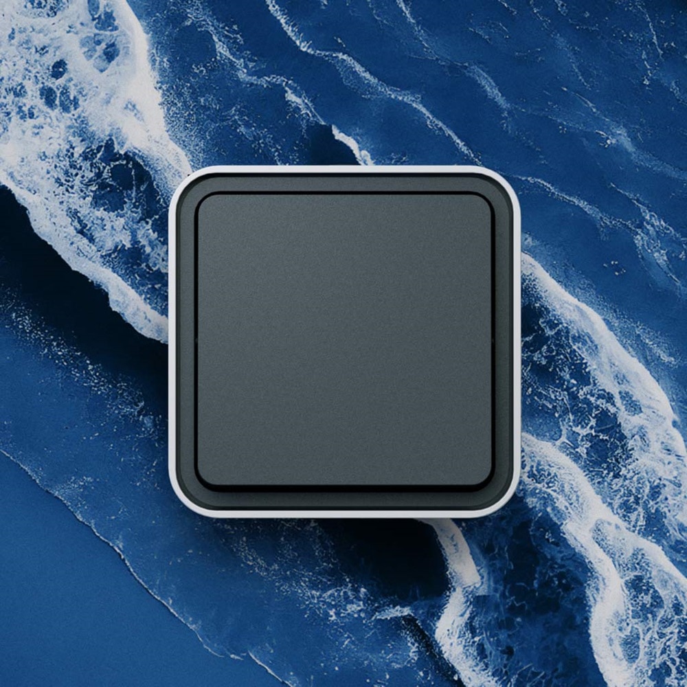 Cette image montre un interrupteur moderne et élégant sur fond d'eau de mer tourbillonnante ou de vagues océaniques.