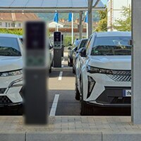 Borne de recharge witty park 2 de Hager sur un parking avec des voitures