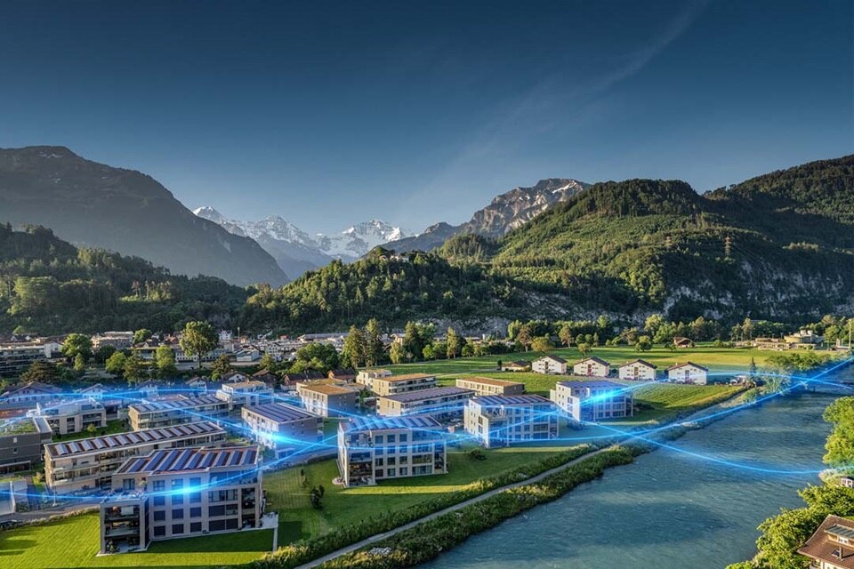 Bâtiments industriels avec concept de réseau électrique intelligent et paysage montagneux en arrière-plan