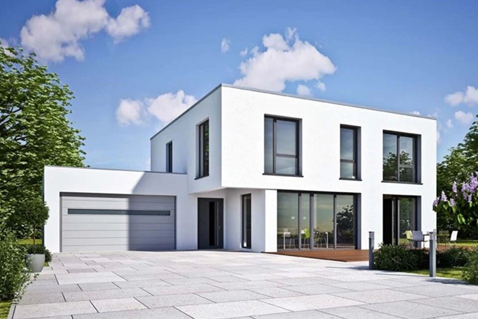 Maison résidentielle moderne blanche à deux étages avec de grandes fenêtres et une porte de garage
