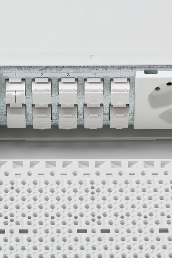 Detailansicht Kabelmanagement im Feldverteiler Unterputz von Hager