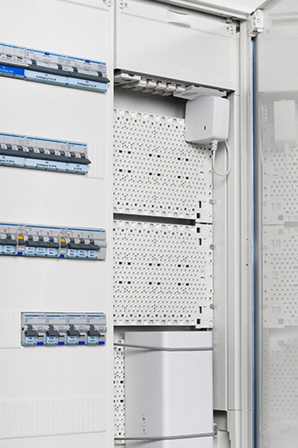 Detailansicht Stahl- und Kunststofftür für Feldverteiler Unterputz von Hager