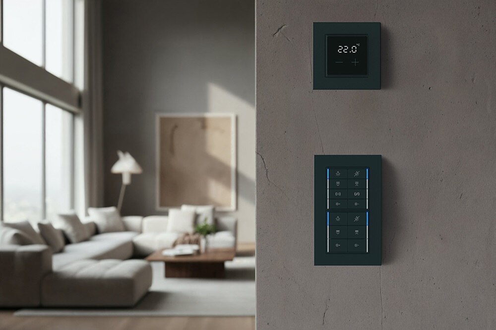 Bouton-poussoir KNX kallysto Hager noir avec régulateur de température ambiante dans un salon moderne
