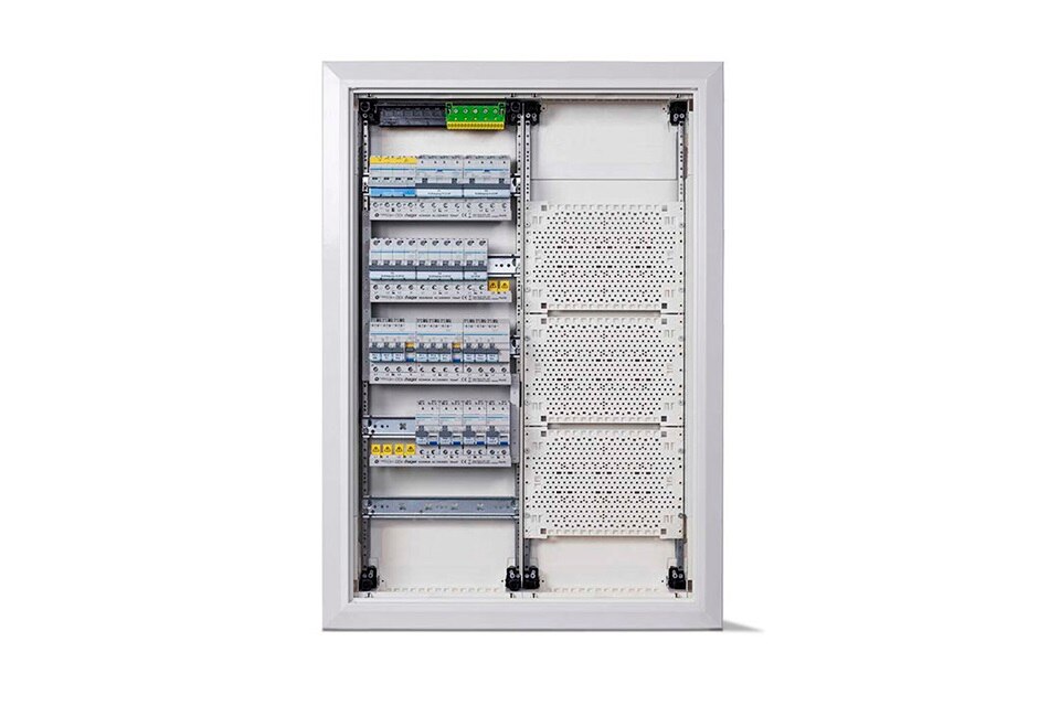 Tableau de distribution électrique industriel avec divers disjoncteurs et modules