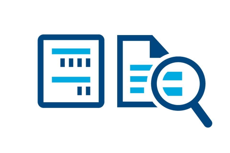 Icône d'un presse-papiers avec des lignes de texte à côté d'une loupe sur un document, représentant une analyse de données ou une révision de document.