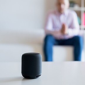 Enceinte avec homme en arrière-plan