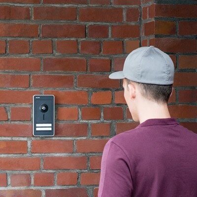 Communication de porte elcom et l'homme au chapeau 