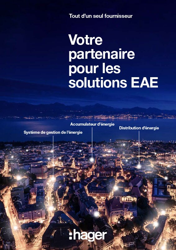 Publicité pour les solutions énergétiques Hager avec vue nocturne de la ville et mise en avant des services clés