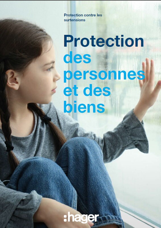 Jeune personne regardant par une fenêtre pluvieuse avec un message de sécurité Hager sur la protection des individus et des biens