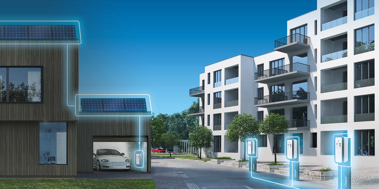 Bâtiment résidentiel moderne avec panneaux solaires et bornes de recharge pour véhicules électriques