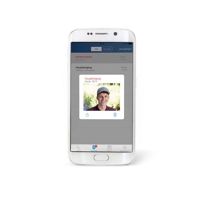 Smartphone affichant l'interface d'une application de domotique avec photo d'une personne pour le contrôle d'entrée de porte