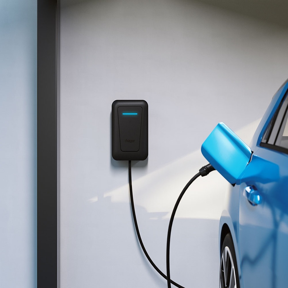 witty one Ladestation lädt blaues Auto