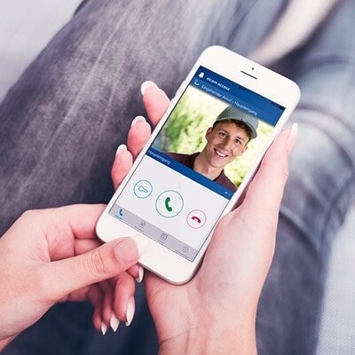 Smartphone avec homme à l'écran