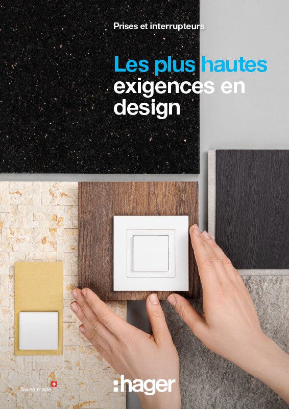 Personne tenant une plaque de finition blanche Hager contre un éventail d'échantillons de textures, soulignant des normes élevées de design dans les équipements électriques