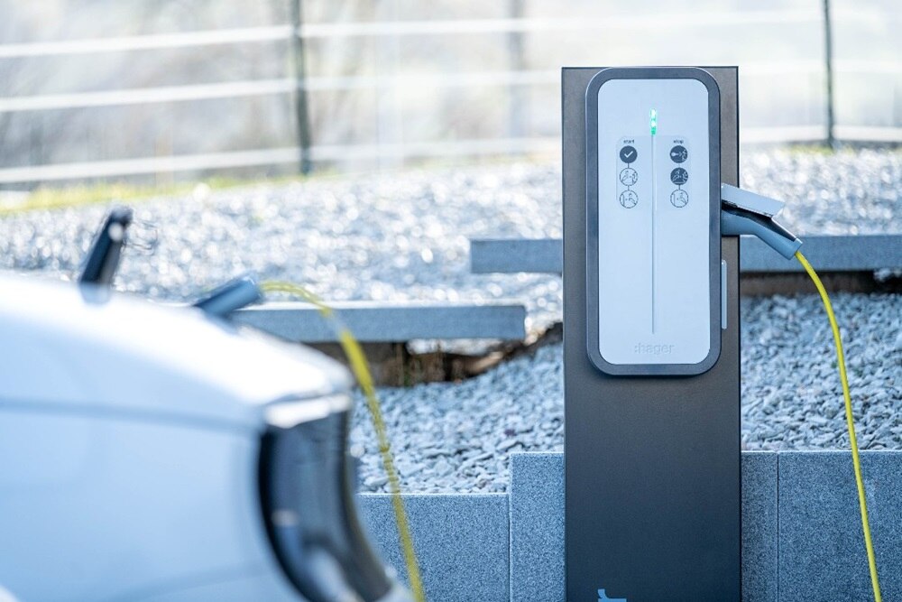 Borne de charge witty, sur pied, en extérieur avec accessoire pour ranger le câble