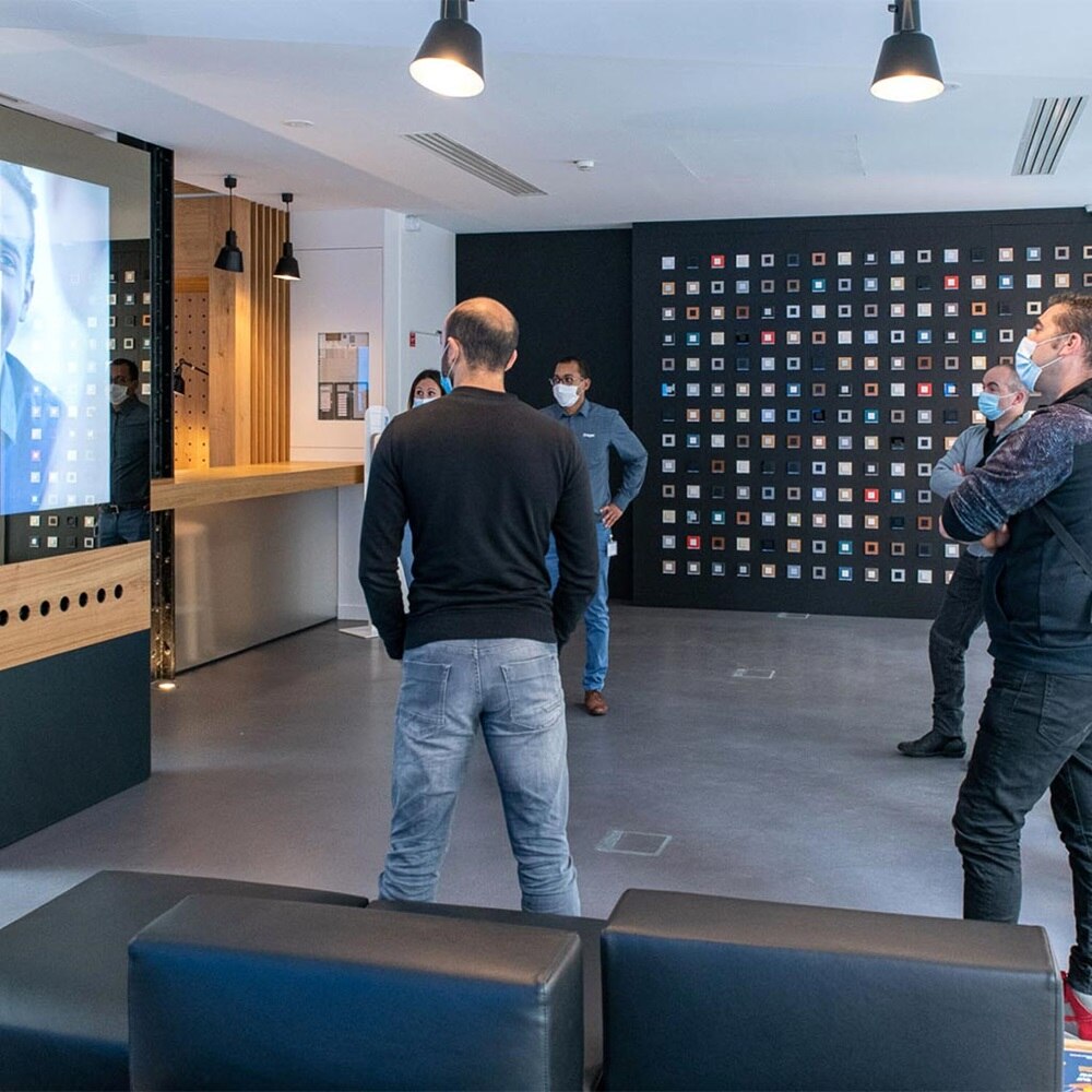 Clients à la découverte d'un showroom Hager