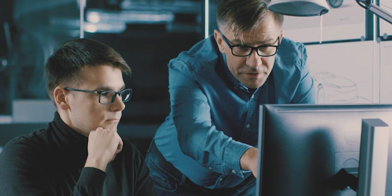 Hommes derrière un ordinateur