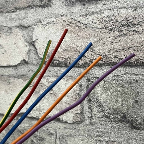 Le fil de terre est vert et jaune. Le fil de phase est généralement marron, noir ou rouge. Le fil du neutre est habituellement bleu, quant aux fils de retour lampe et le fil navette, ils peuvent être orange ou violet.