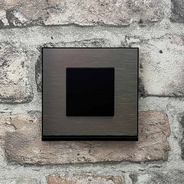 Interrupteur gallery de Hager night, finition plaque effet bronze