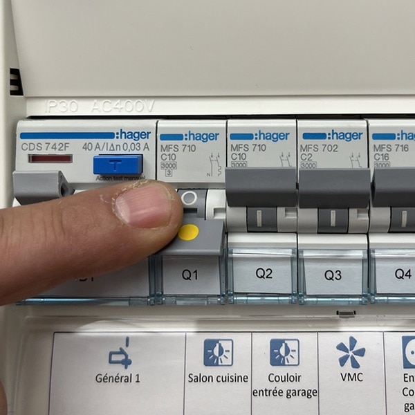 Rétablissez le courant depuis le disjoncteur dans le tableau électrique