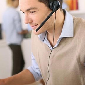 Homme qui accompagne au téléphone