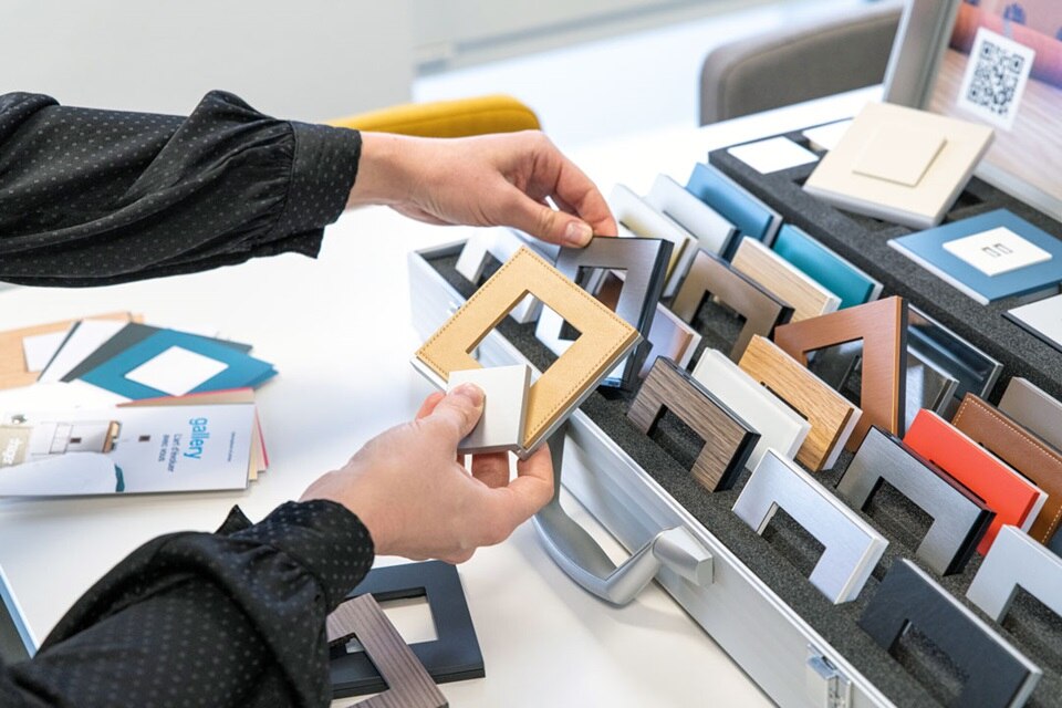 appareillage murale gallery de Hager, la valise pour le choix parmi 28 finitions de plaques