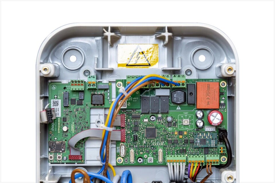 Nouvelle carte électronique pour borne de charge witty de Hager