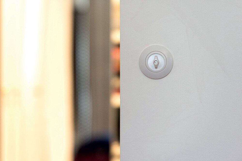 appareillage mural 1930 de Hager, finitions porcelaine de Rosenthal© alba, fonction interrupteur 