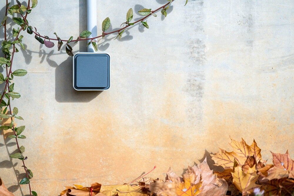 appareillage mural cubyko de Hager, boîte simple grise prise 2P+T associable Gris IP55 sur façade extérieure béton