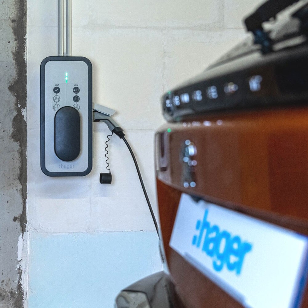 Borne de charge witty de Hager, installation de borne de recharge murale pour voiture électrique pour les particuliers