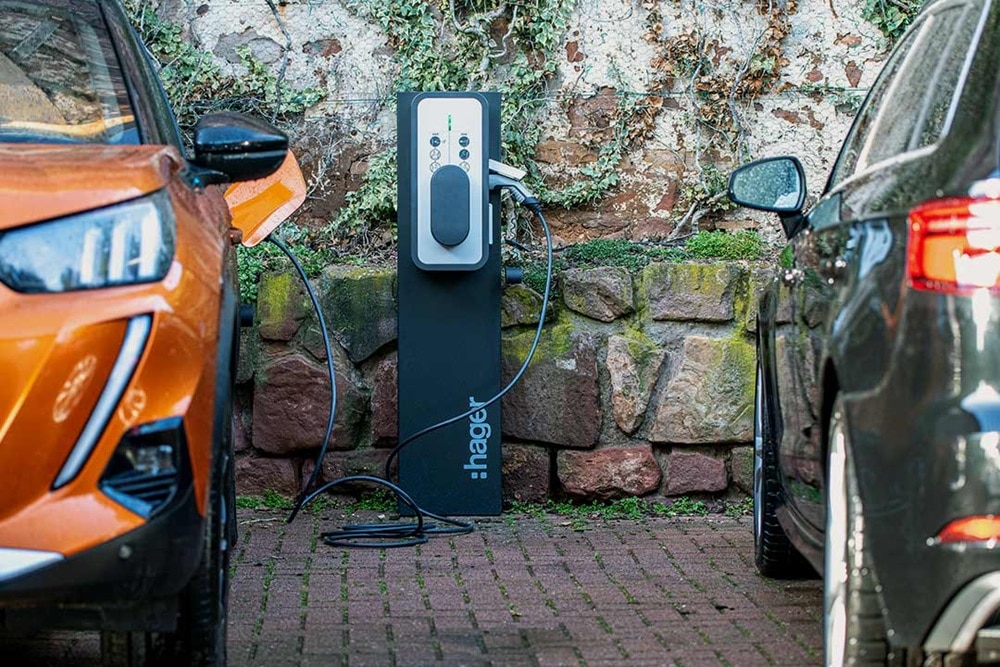 Borne de charge witty de Hager, installation de borne de recharge de voiture électrique dans un parking de copropriété