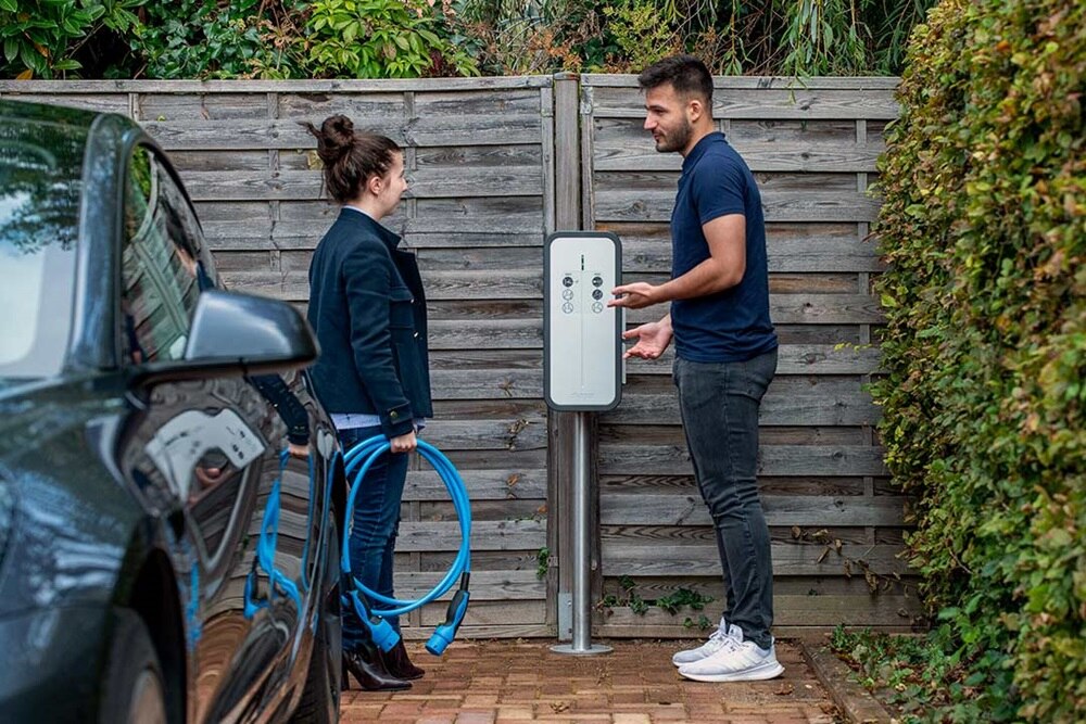 Borne de charge witty de Hager, borne de recharge sur pied pour voiture électrique pour un particulier avec un câble de recharge bleu