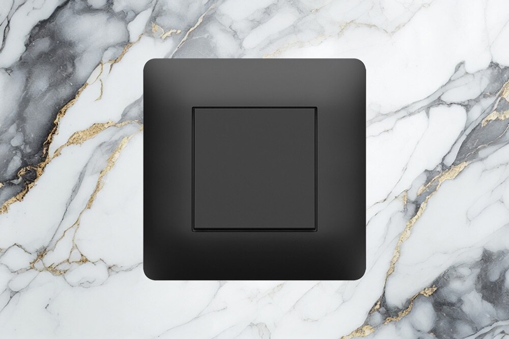 essensya anthracite présenté sur du marbre blanc à veinures dorées