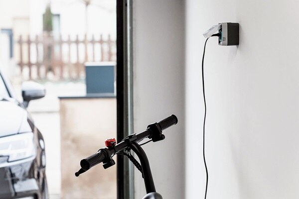 Prise witty de Hager pour les trottinettes, vélos et scooters