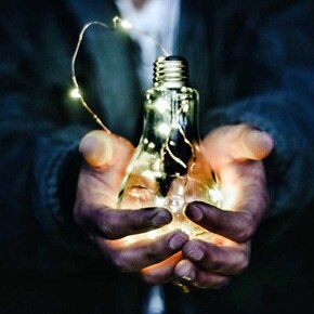 homme tenant une ampoule remplie de leds, image d'illustration de la rubrique "actualités" (applications, smartphone, technologie, business, entreprise) du site Hager