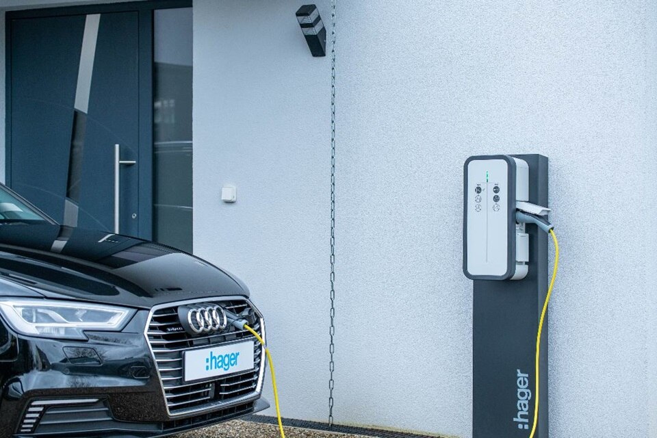 Bornes de charge Hager pour tous types de véhicules, pour les particuliers ou les entreprises