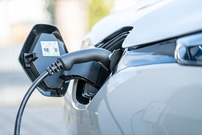 Recharger son véhicule électrique dans des parking privés ou publics en intérieur ou en extérieur.