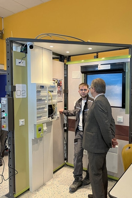 Echange entre un élève et un examinateur devant un tableau électrique lors du Concours Général des Lycées et des Métiers 2023