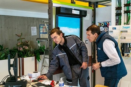 Echange entre un élève et un examinateur devant un ordinateur lors du Concours Général des Lycées et des Métiers 2023