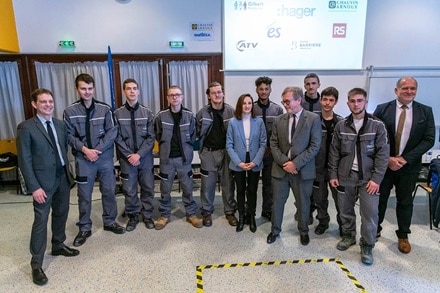Photo de groupe avec élèves et corps enseignant lors du Concours Général des Lycées et des Métiers 2023