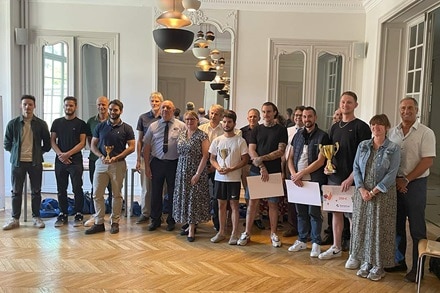 Photo de groupe avec élèves et corps enseignant lors du championnat FEDELEC des apprentis électriciens de France 2025