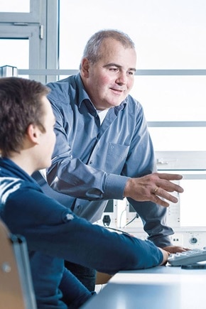 Clients Hager 2 intégrateurs discutent affaires