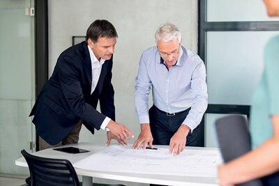 Bureau d'etude, hommes qui étudient un plan