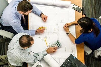 professionnels autour d'une table pour chiffrer un projet