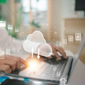 Utilisateur qui télécharge des ressources digitales sur un PC