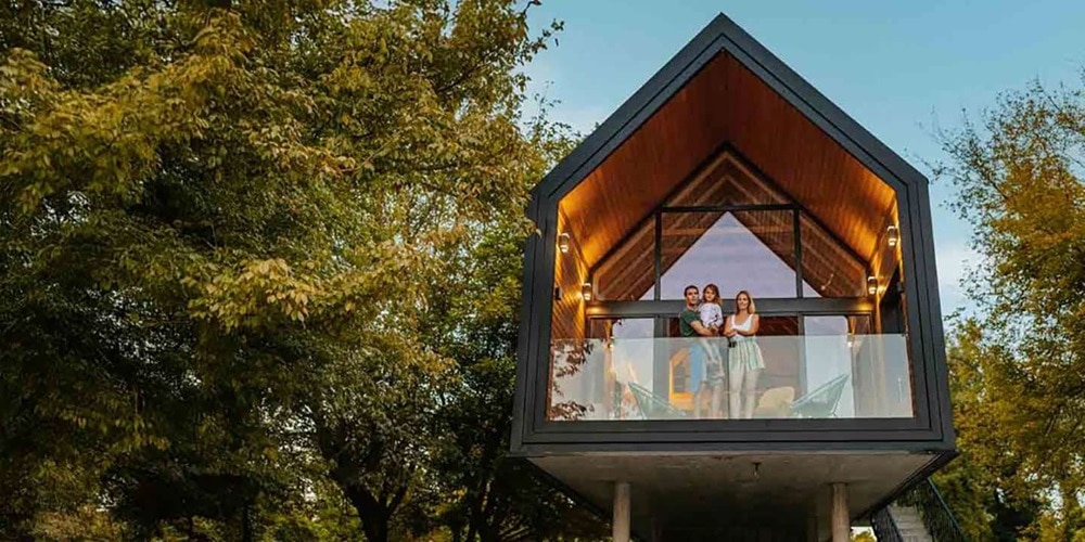 Famille dans une maison construite avec des solutions durables